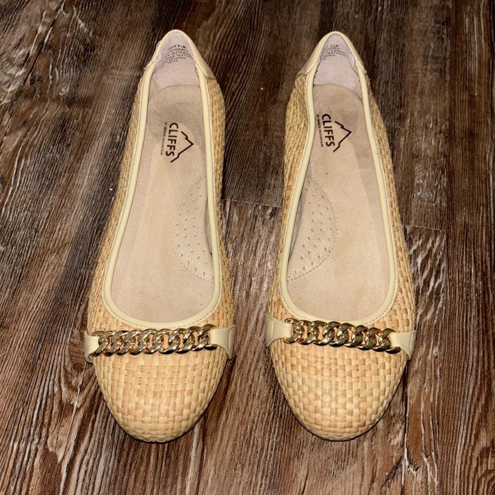 CLIFFS slip on flats woven pattern with gold chain and rubber sole size 9.5M.